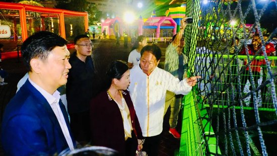 周穗安详解微型智能足球场四维科技 孩子们从下午玩到晚上9点不愿走