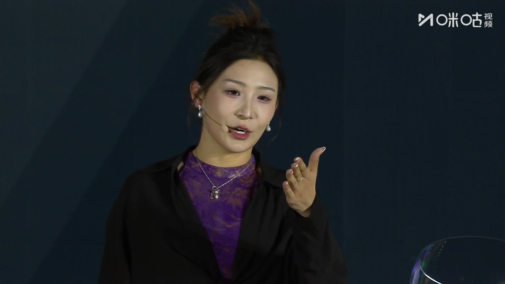 马德李紫色旗袍亮相亚洲杯抽签 称中上签信佳一指导
