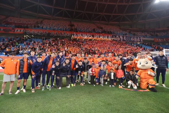 十轮不胜终结！青岛海牛3-0完胜长春亚泰摆脱垫底