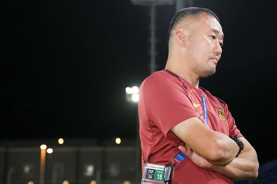 上村健一:队员在对方阵型完整时盲目长传 6人争一点球 上村健一:队员在对方阵型完整时盲目长传 6人争一点球