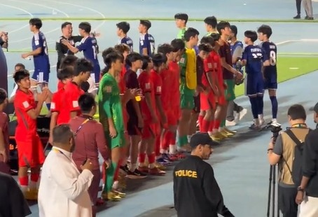 国少2-3日本获U17亚洲杯亚军 赛后中日球迷互致掌声