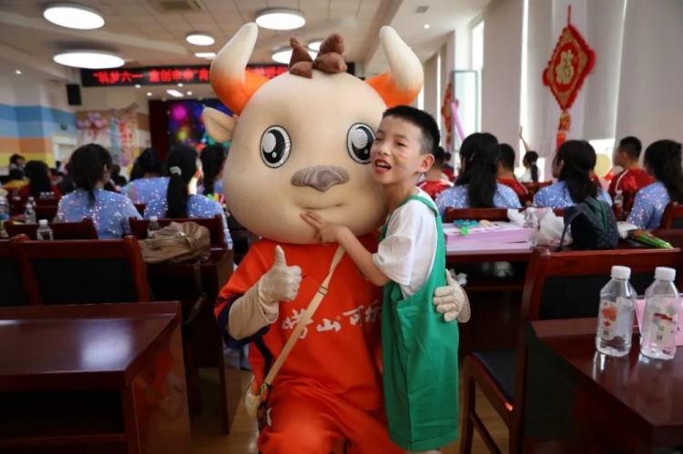 青岛海牛六一公益行动：从福利院到汇演现场